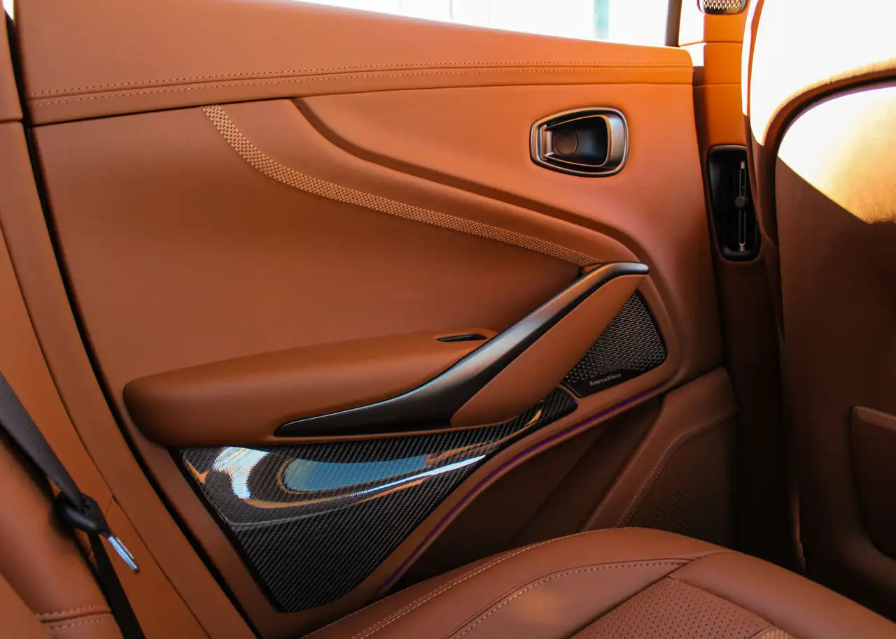 Aston Martin DBX снимка Aston Martin DBX