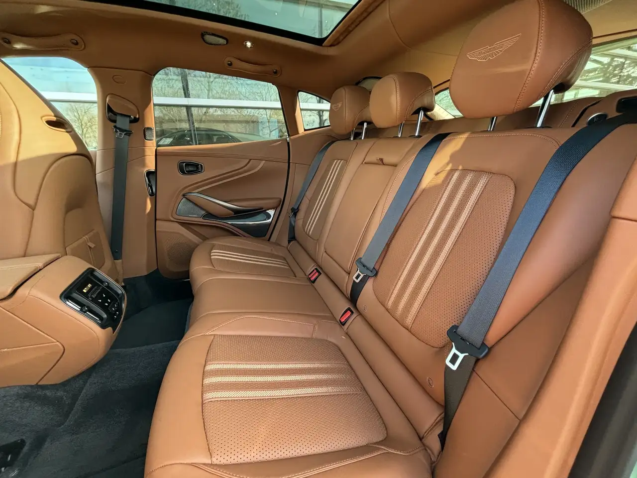 Aston Martin DBX снимка Aston Martin DBX