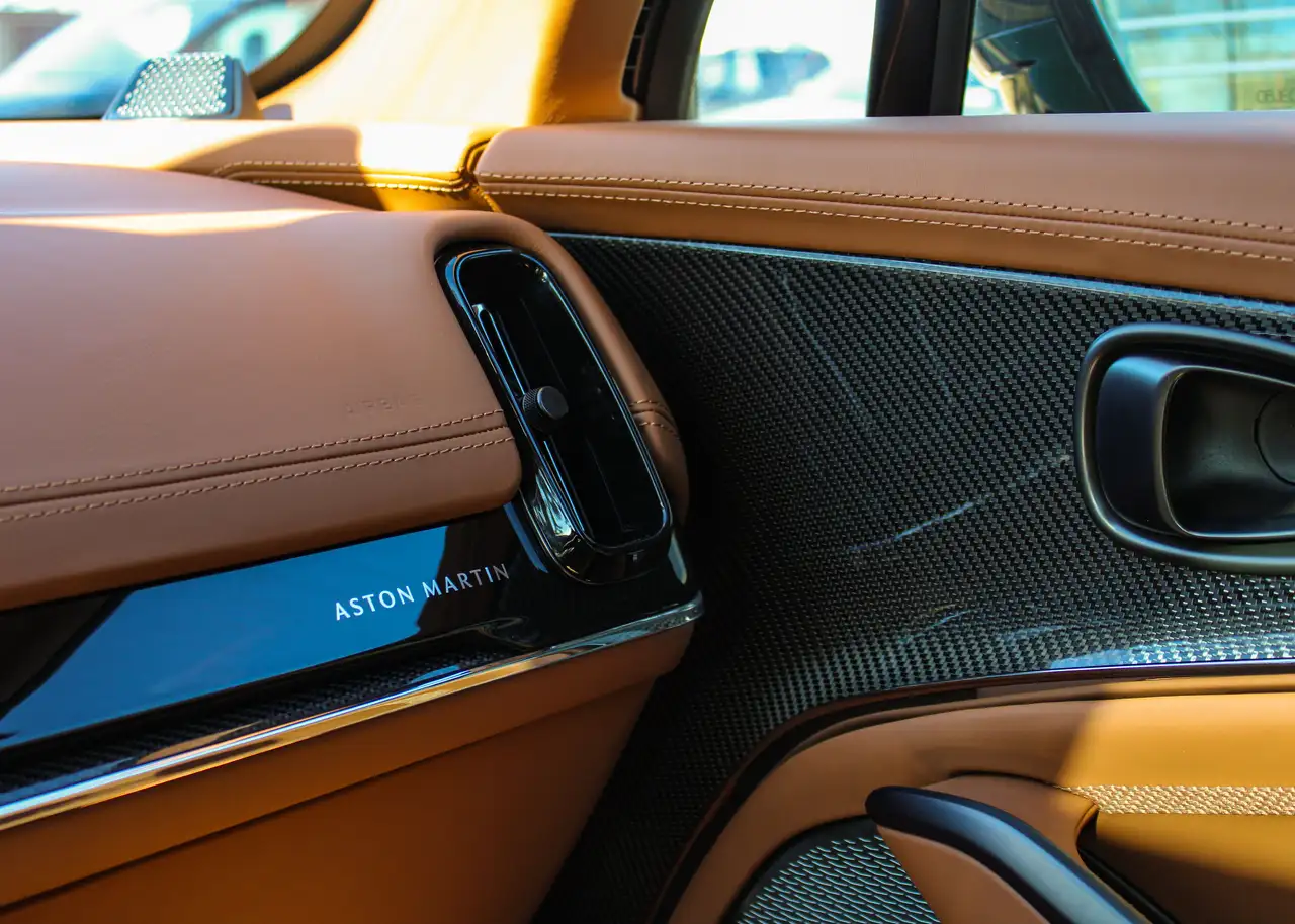 Aston Martin DBX снимка Aston Martin DBX