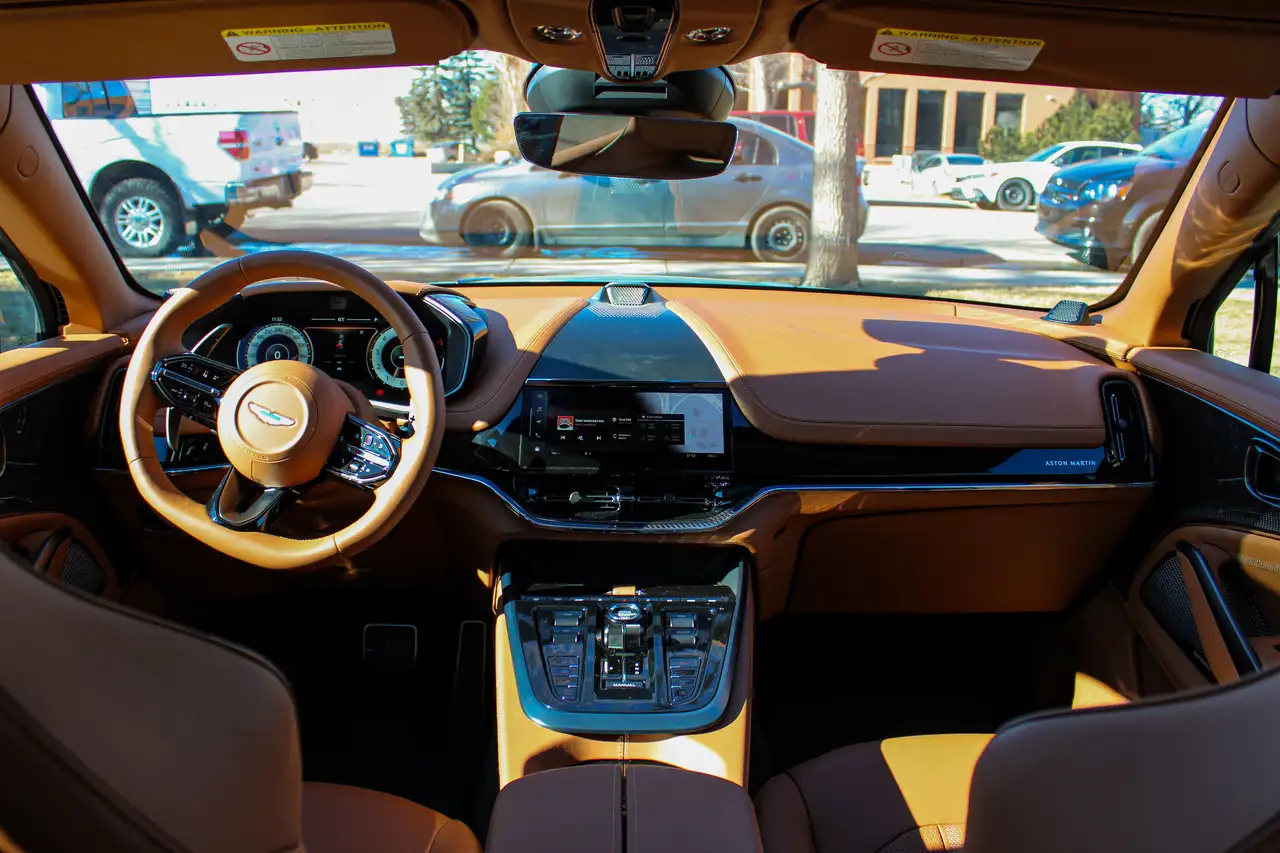 Aston Martin DBX снимка Aston Martin DBX