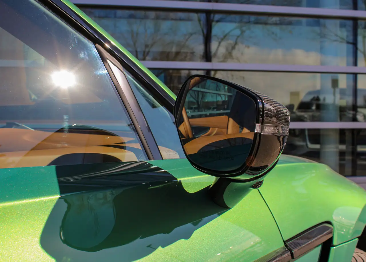Aston Martin DBX снимка Aston Martin DBX