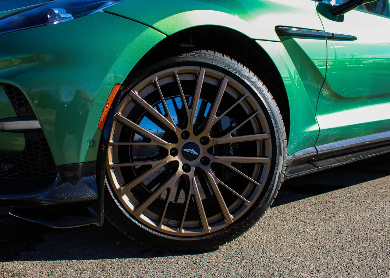 Aston Martin DBX снимка Aston Martin DBX