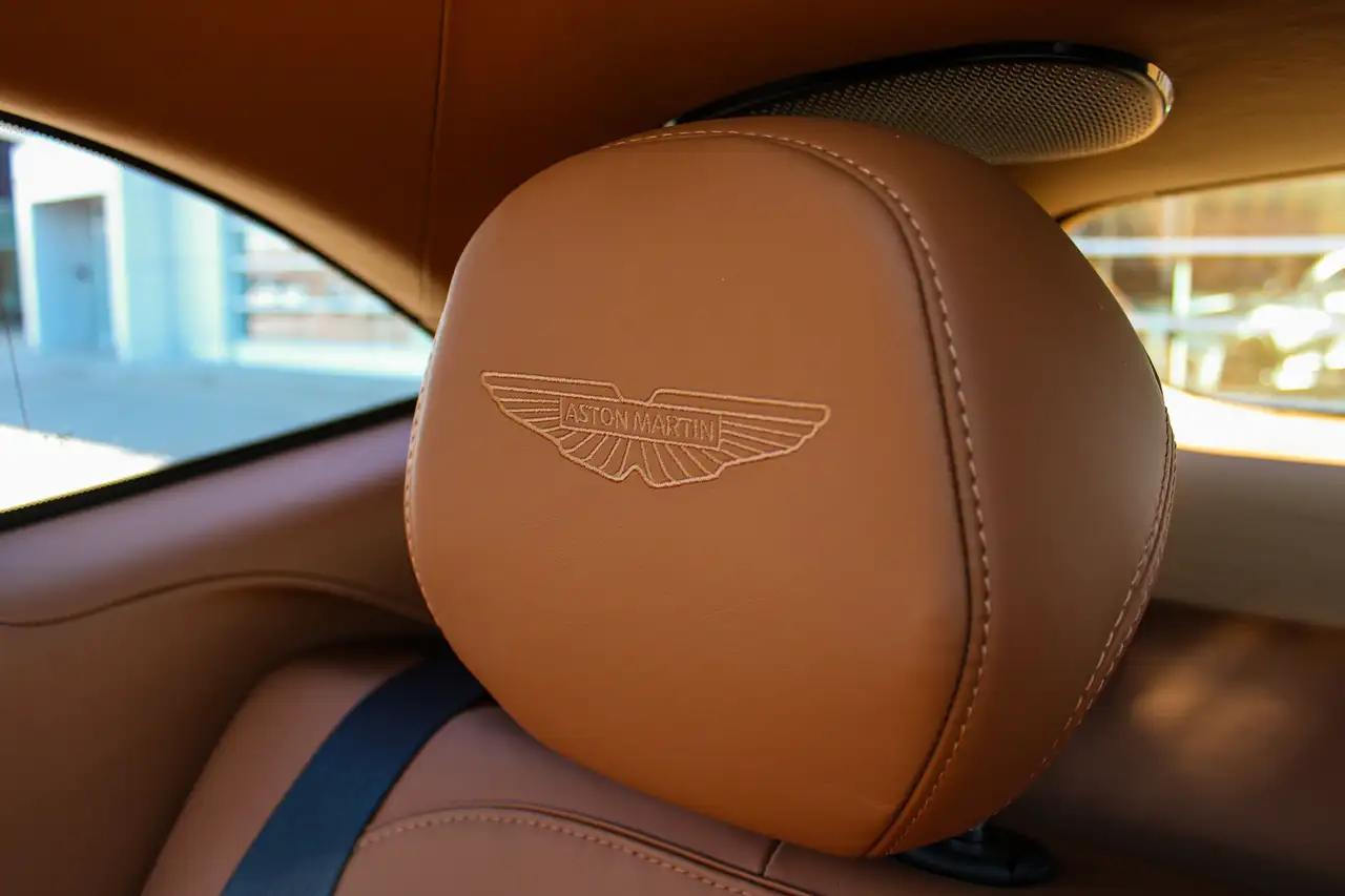 Aston Martin DBX снимка Aston Martin DBX