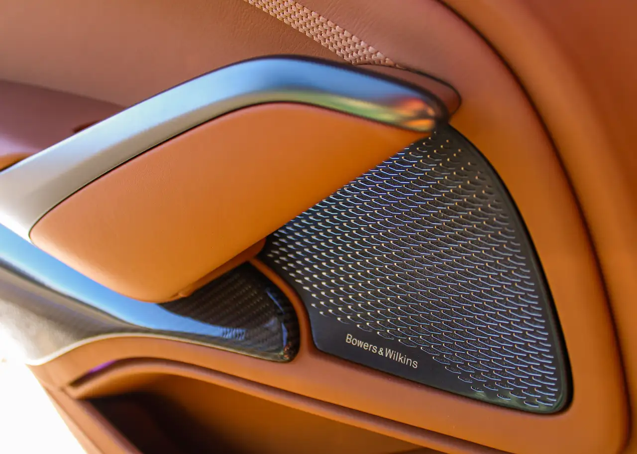 Aston Martin DBX снимка Aston Martin DBX
