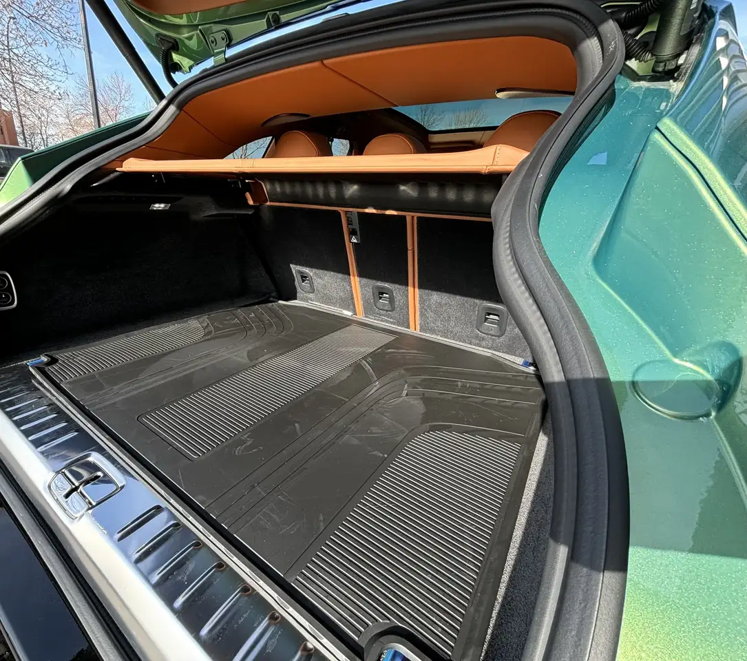 Aston Martin DBX снимка Aston Martin DBX