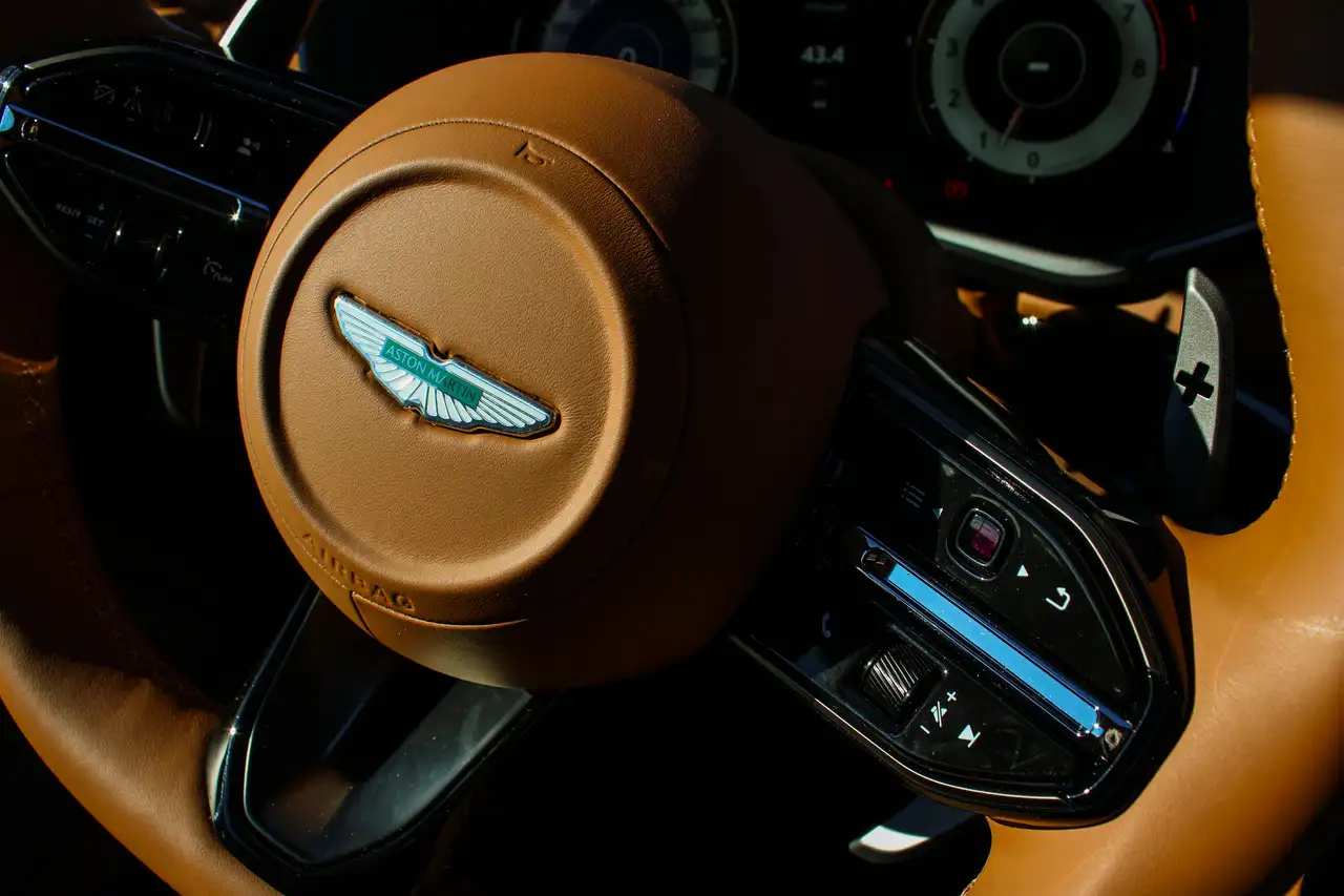 Aston Martin DBX снимка Aston Martin DBX