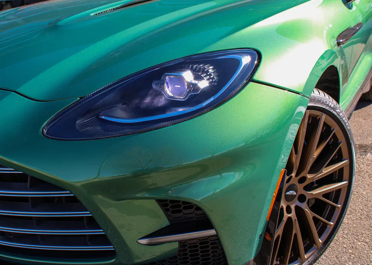 Aston Martin DBX снимка Aston Martin DBX