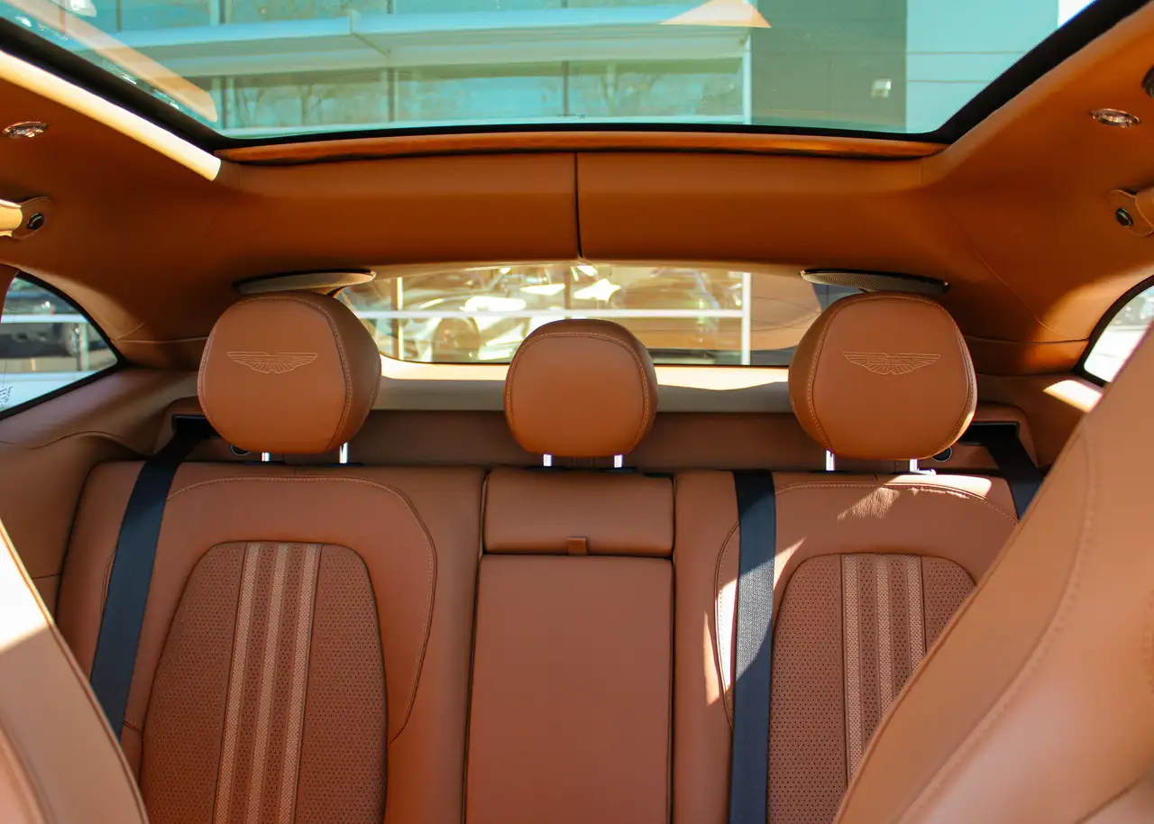 Aston Martin DBX снимка Aston Martin DBX