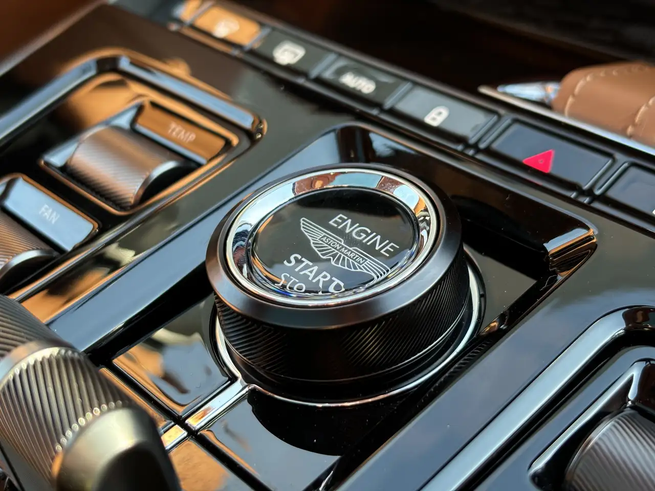 Aston Martin DBX снимка Aston Martin DBX