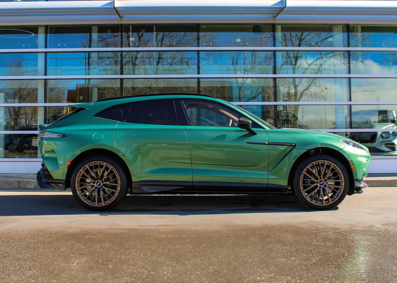 Aston Martin DBX снимка Aston Martin DBX