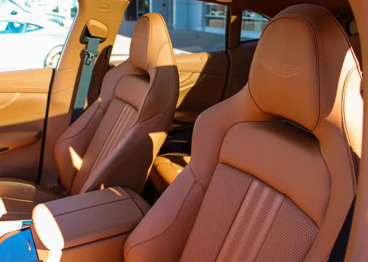 Aston Martin DBX снимка Aston Martin DBX