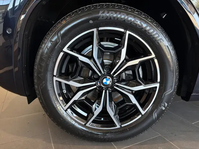 BMW X4 view 10