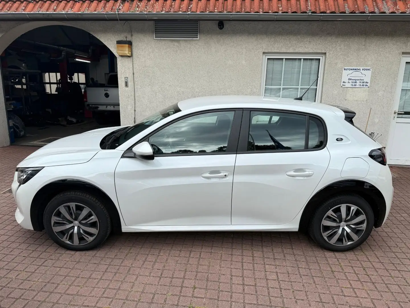 Peugeot 208 e-Active*CAM*NAVI*SITZHZG*DAB*WÄRMEPUMPE* Weiß - 2