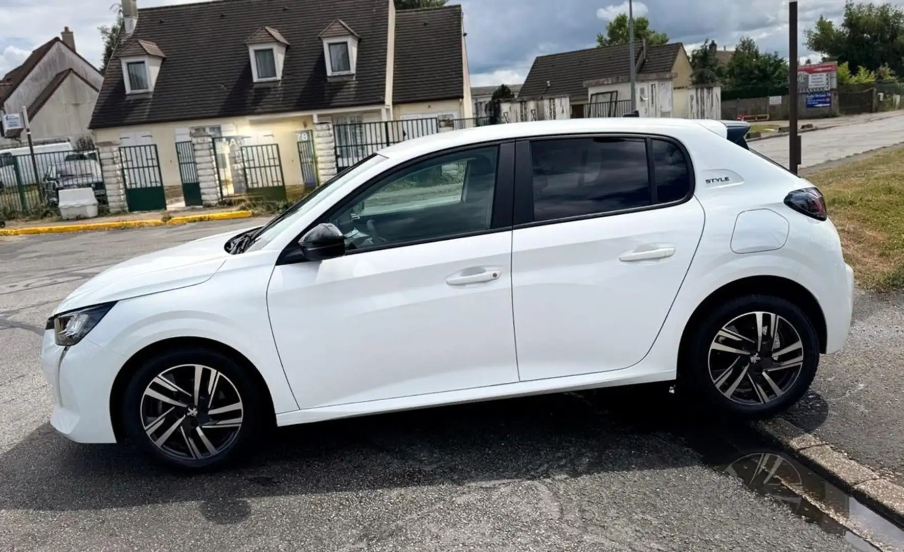 Peugeot 208 Style 1.2 PT 100CV BVM6 12500HT Blanc - 2