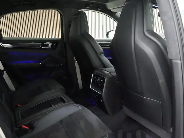 Porsche Cayenne view 13