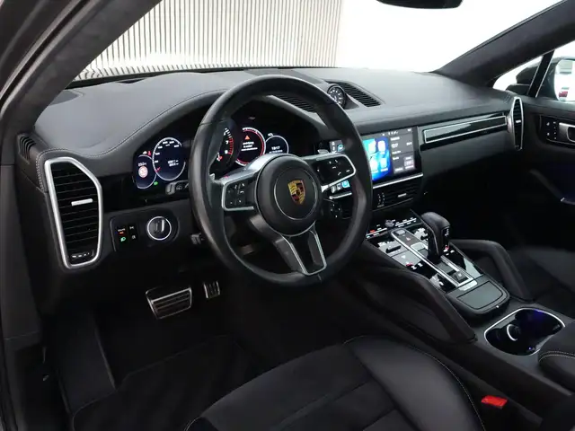 Porsche Cayenne view 3