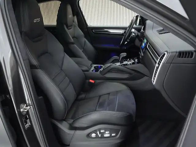 Porsche Cayenne view 10