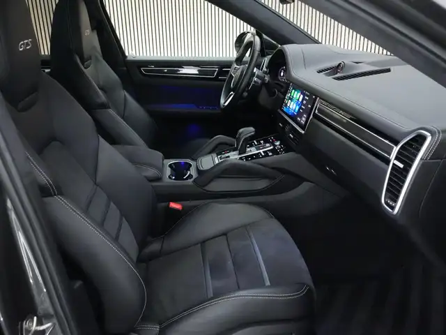 Porsche Cayenne view 9