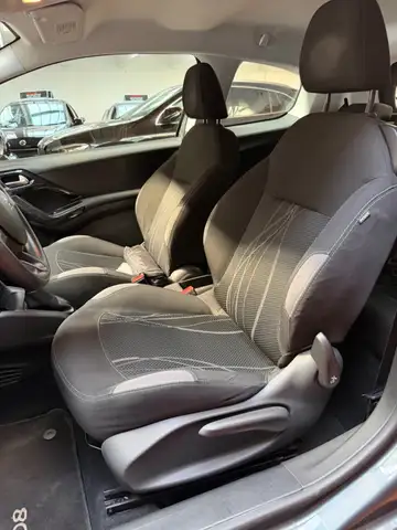Peugeot 208 view 5