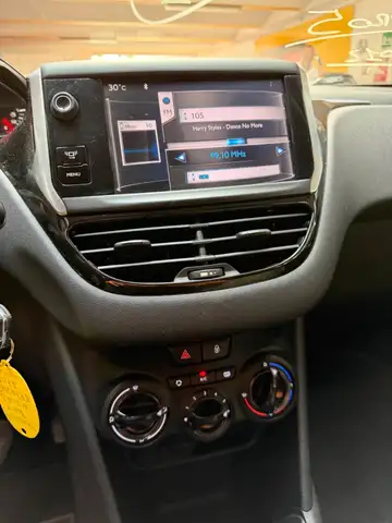 Peugeot 208 view 8