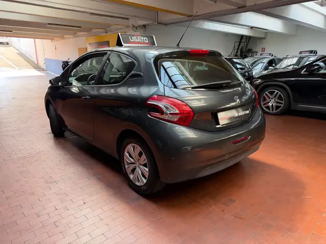 Peugeot 208 view 4