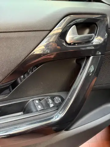 Peugeot 208 view 10