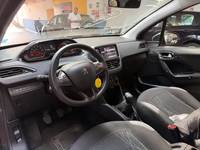 Peugeot 208 view 7