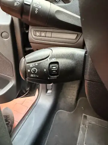 Peugeot 208 view 9