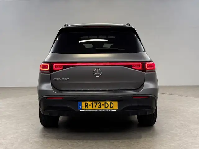 Mercedes-Benz Eqb view 11