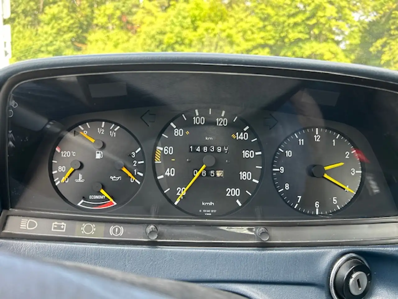 Mercedes-Benz 230 TÜV Neu bis 09/2028 - Opa's 230 E sucht neues zu Hause - lückenlose Historie - war nur im Familienbesitz, foto 6