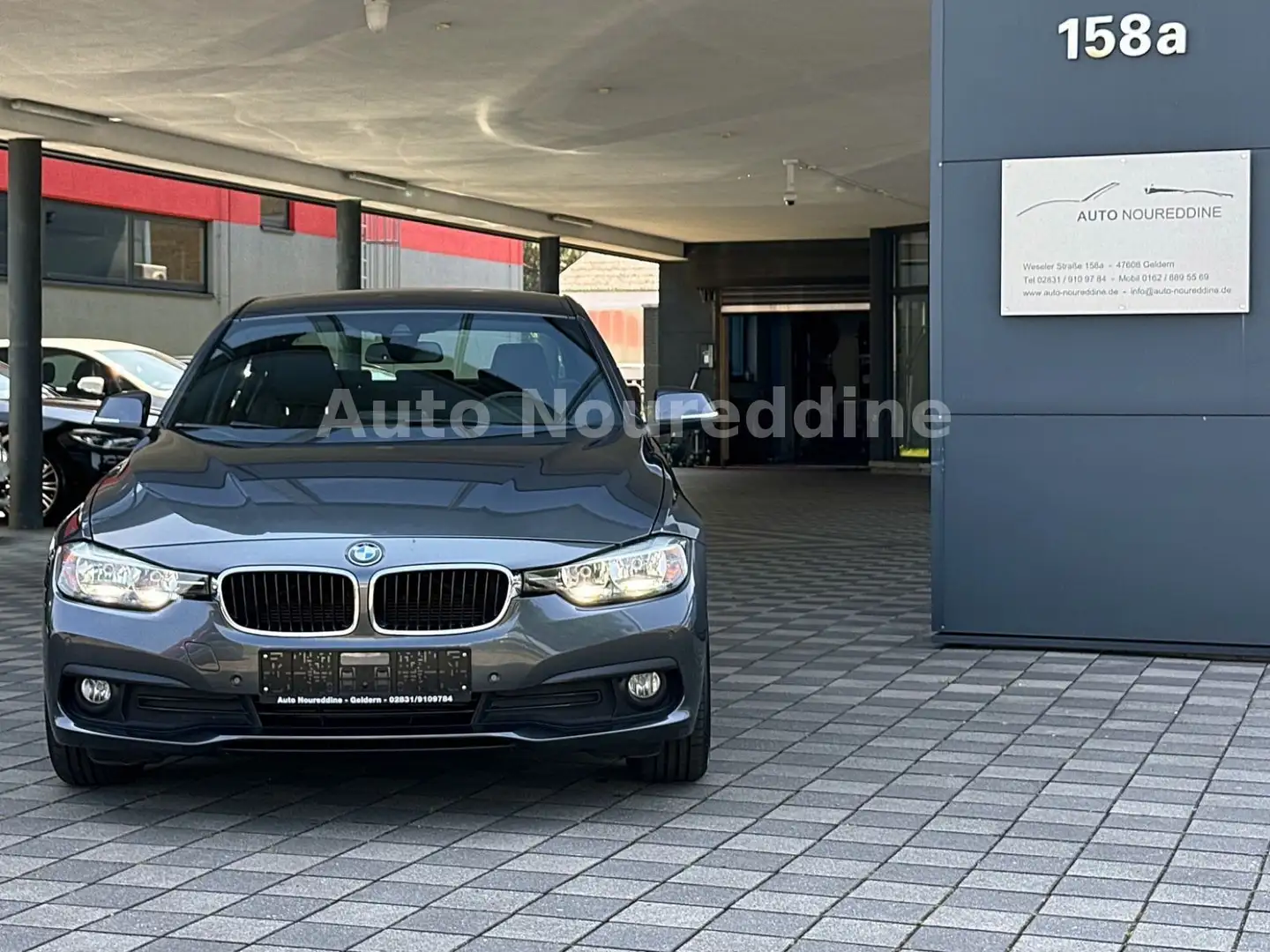 BMW 318 d Limousine Facelift *Automatik*Navi*Keyless* Grau - 2