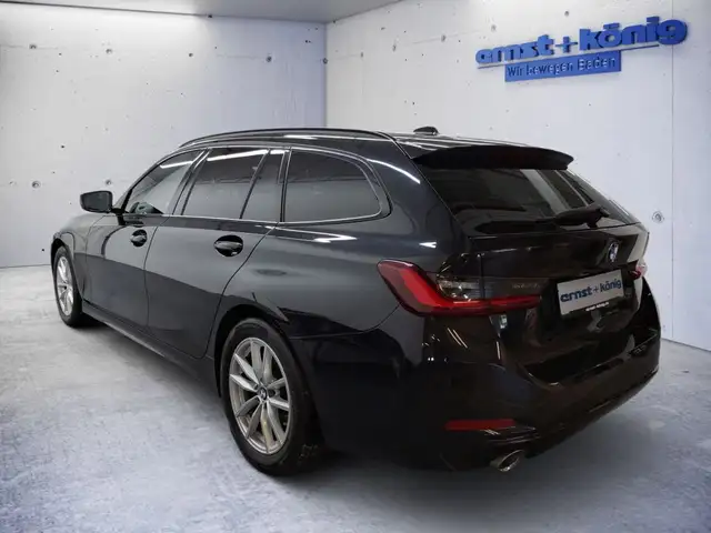 BMW 3 Series view 4