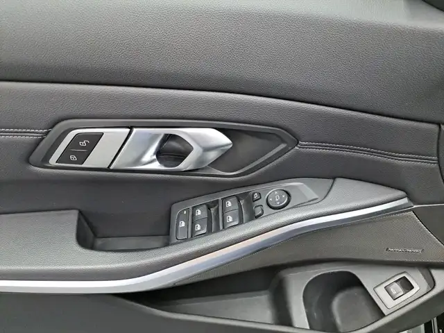 BMW 3 Series view 11