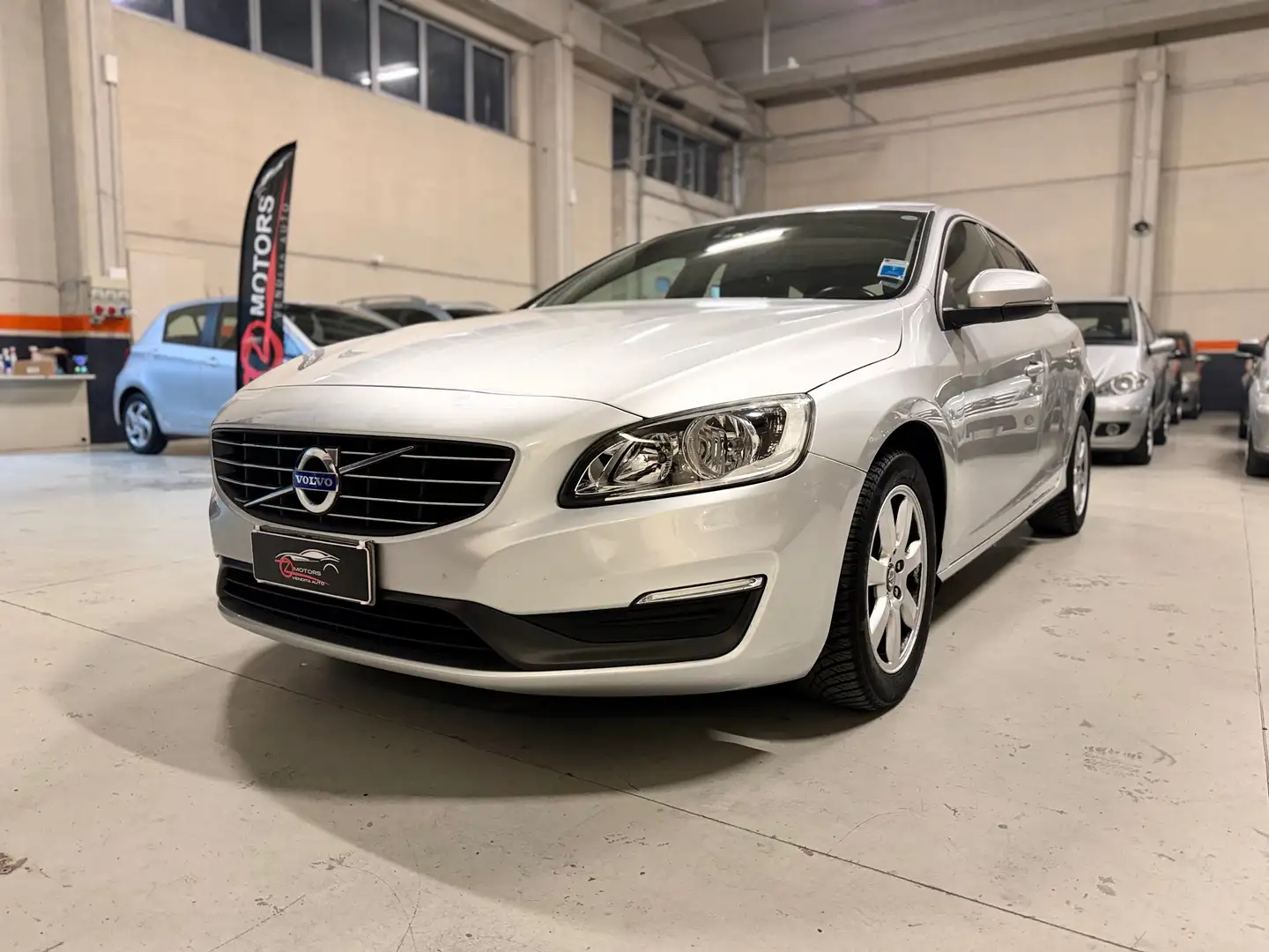 Volvo V60 V60  2.0 d3 Kinetic geartronic AUTOMATICA Grijs - 2