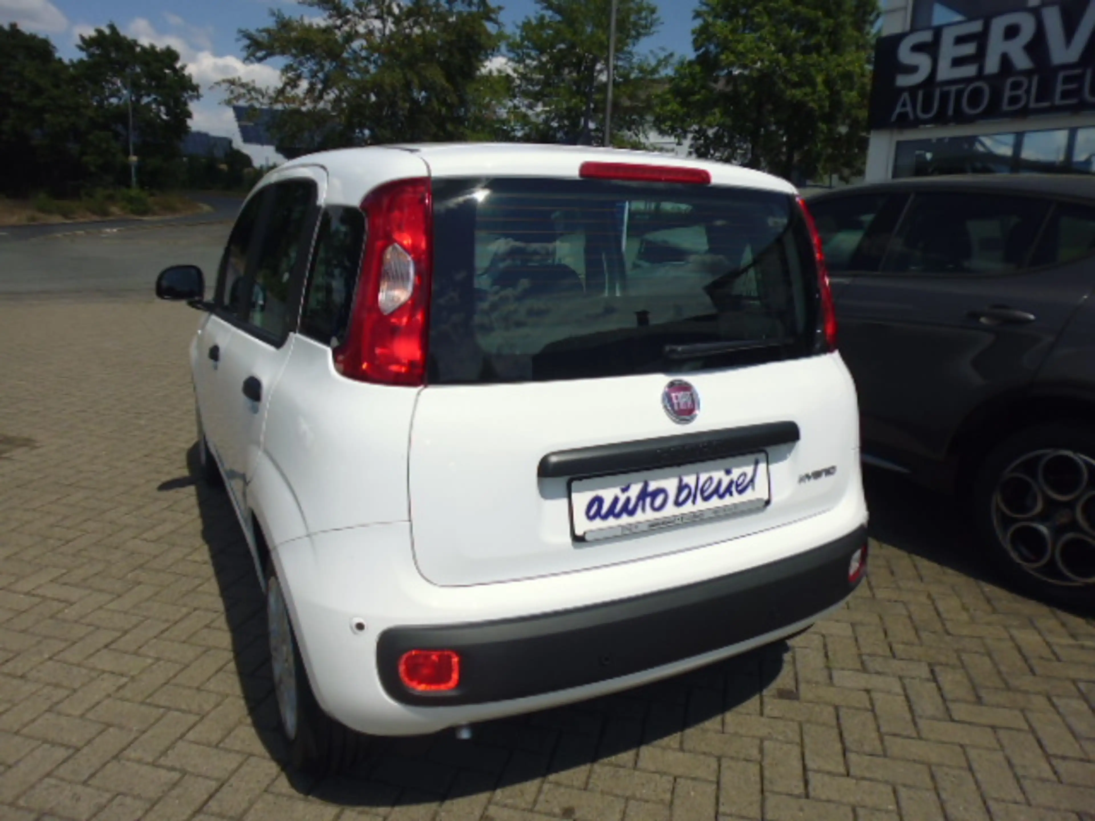 Fiat Pandina 1.0 GSE Hybrid 48 kW Icon in weiß und blau verfügbar — photo 7