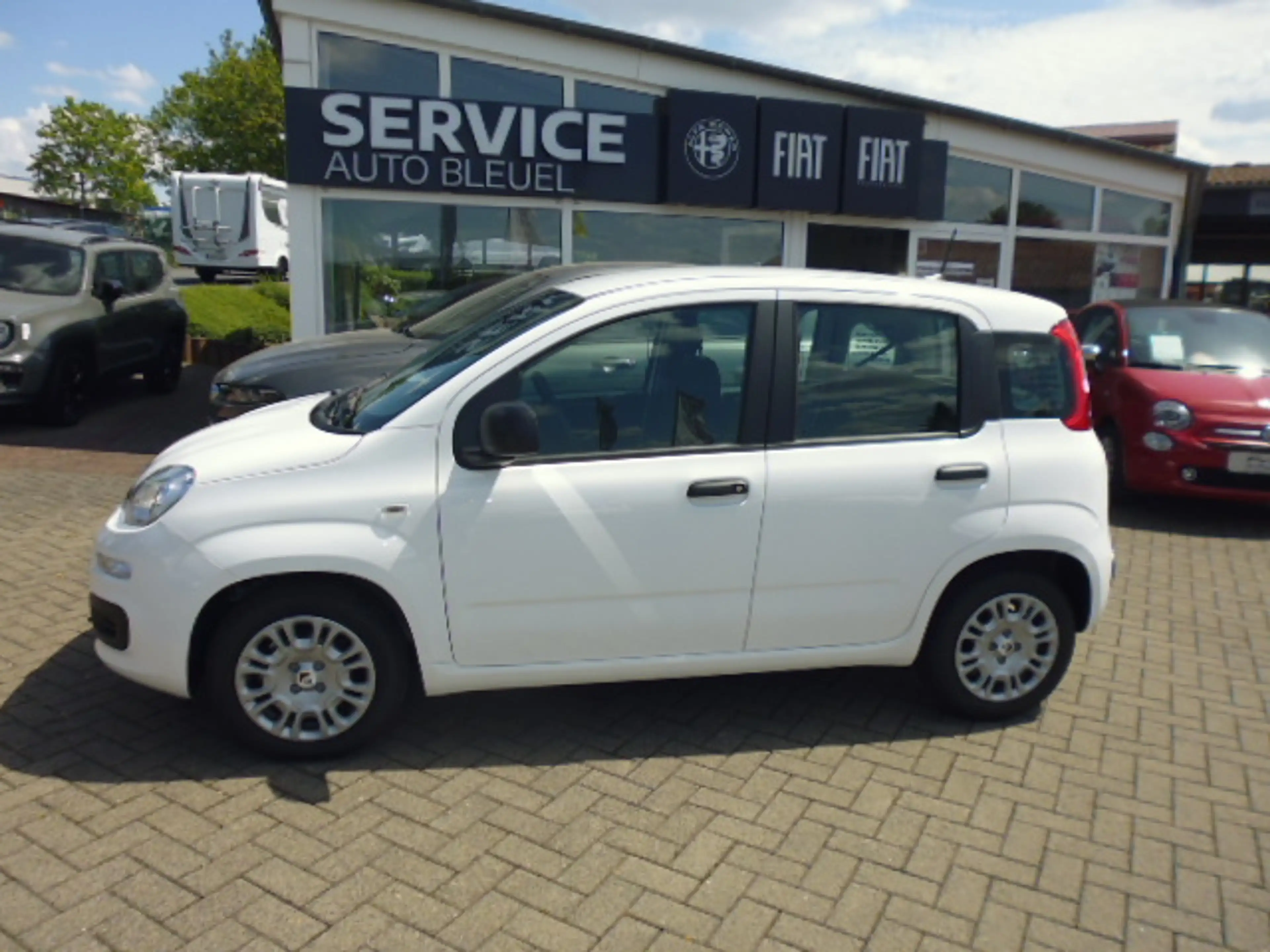Fiat Pandina 1.0 GSE Hybrid 48 kW Icon in weiß und blau verfügbar