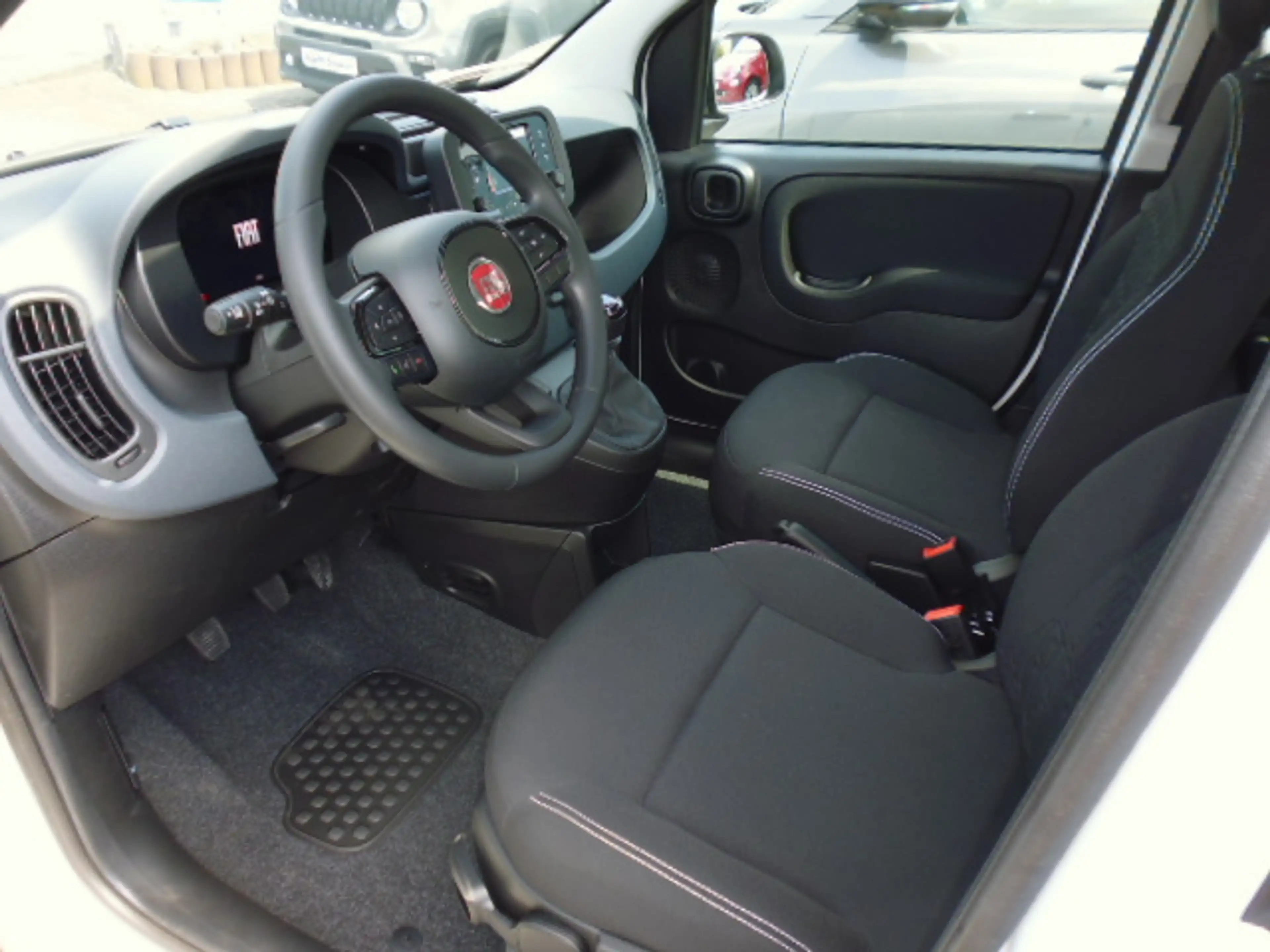 Fiat Pandina 1.0 GSE Hybrid 48 kW Icon in weiß und blau verfügbar — photo 11