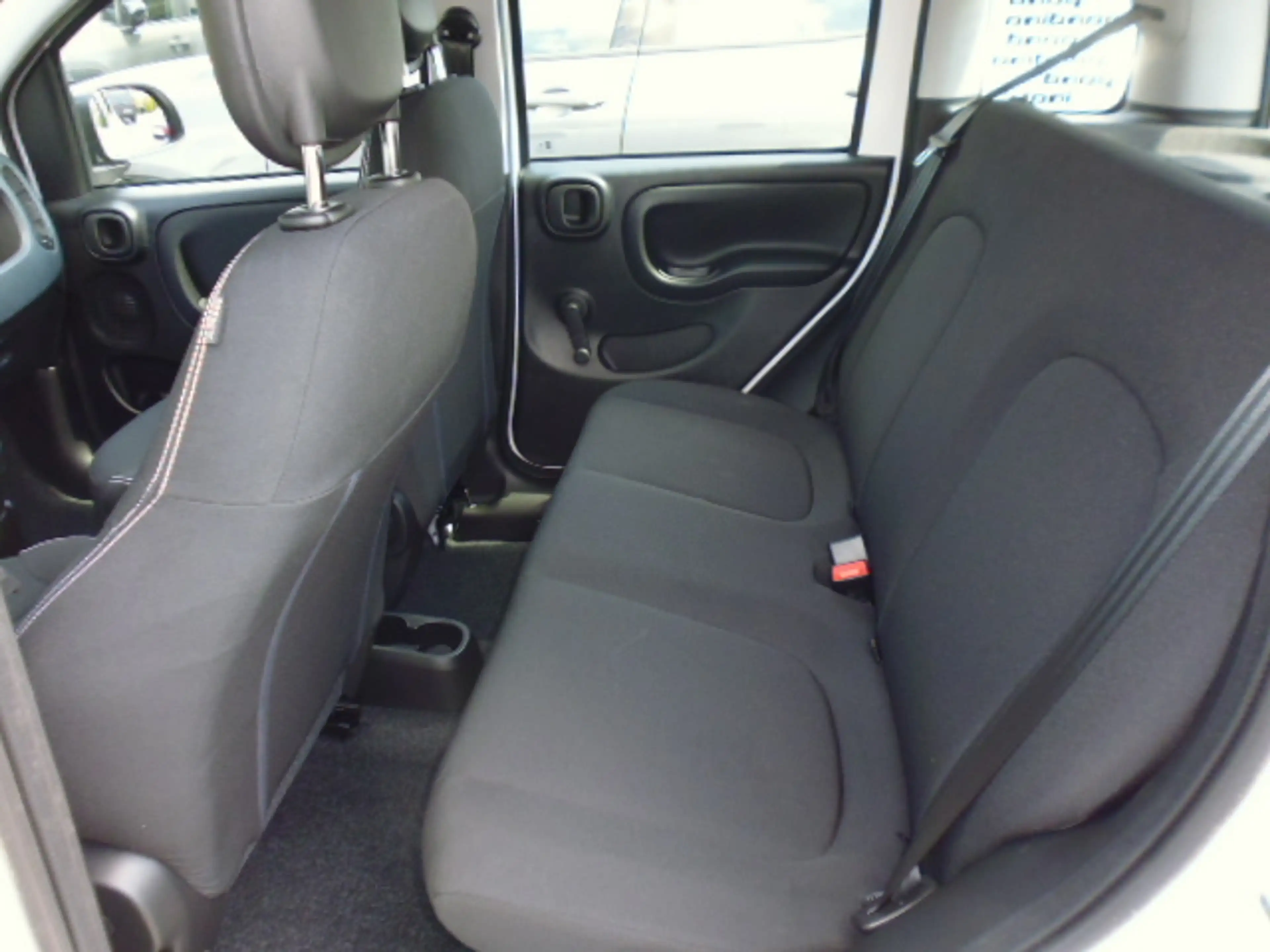 Fiat Pandina 1.0 GSE Hybrid 48 kW Icon in weiß und blau verfügbar — photo 10