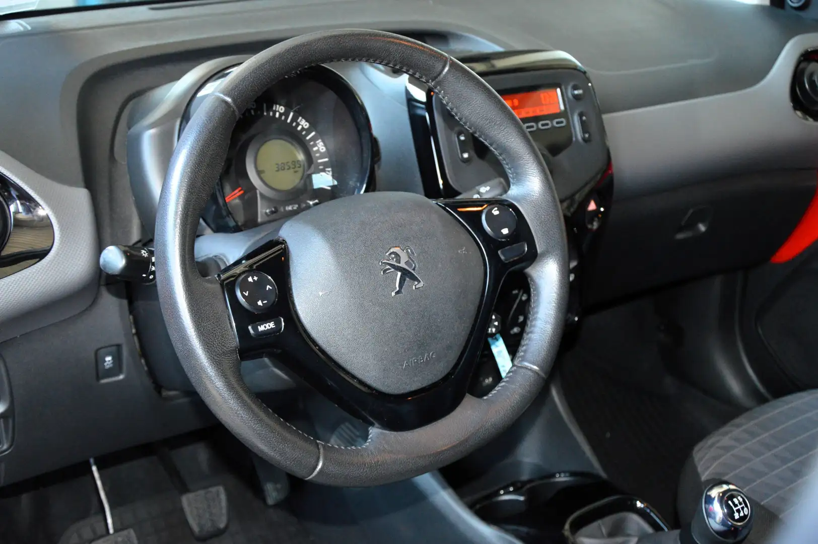 Peugeot 108 1.Hand Scheckheft 8-fach Klima Bluetooth, 38.000km Rot - 2