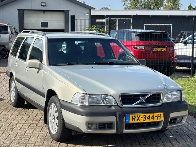 Volvo V70 view 3