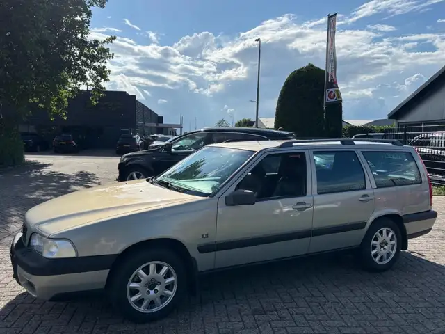 Volvo V70 view 8
