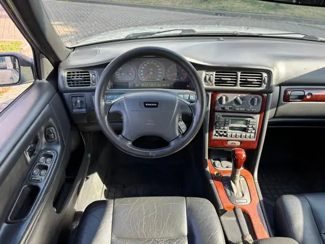 Volvo V70 view 9