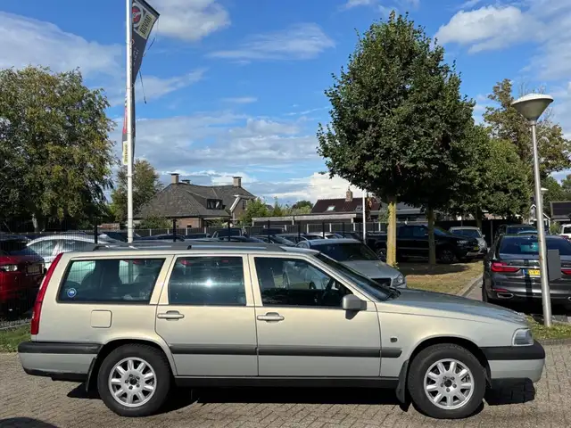 Volvo V70 view 4