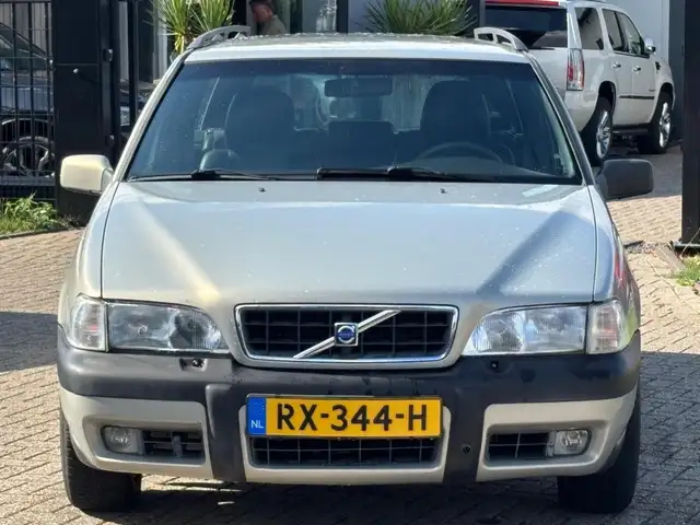 Volvo V70 view 2