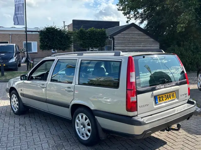 Volvo V70 view 7