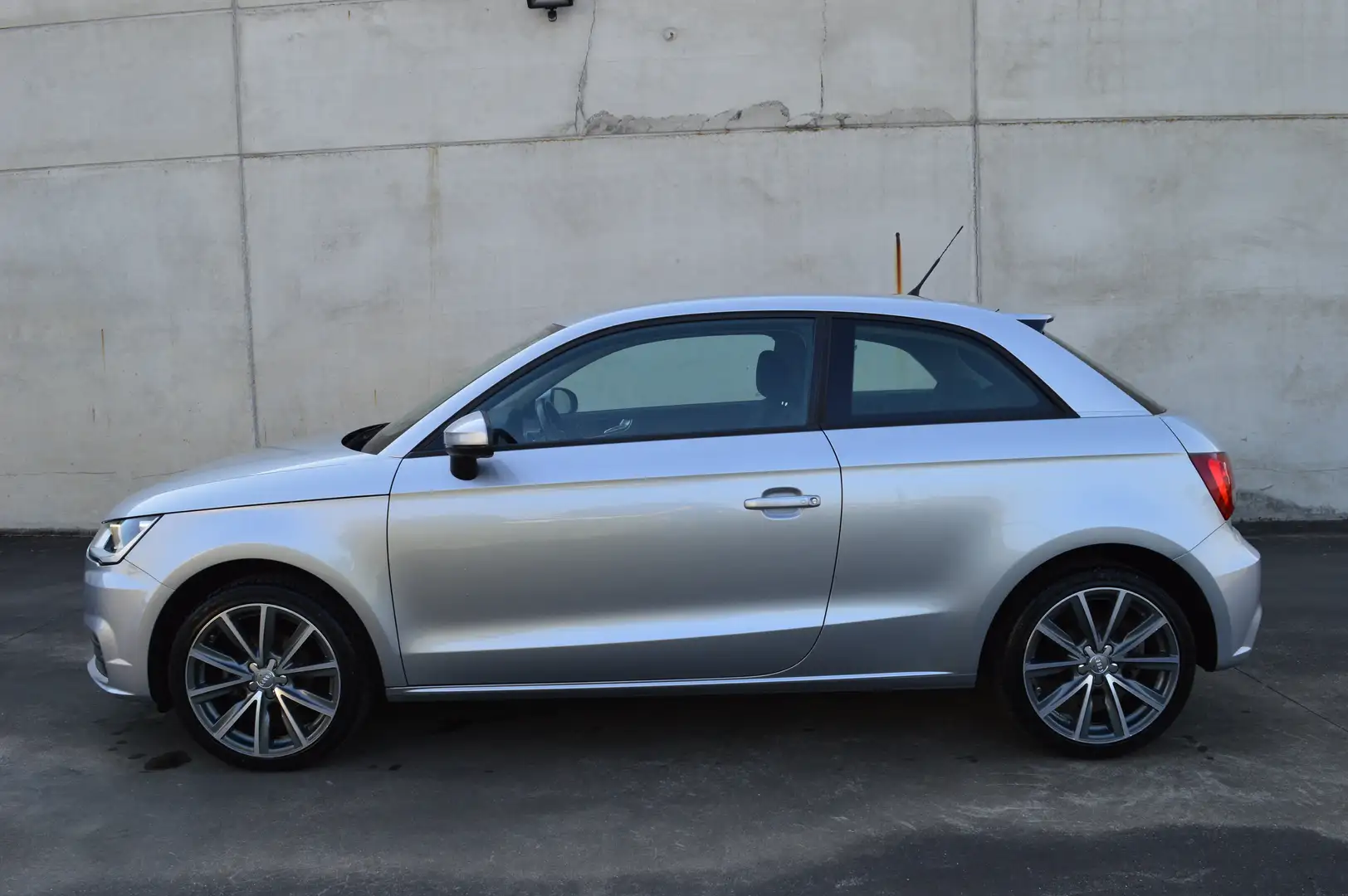 Audi A1 Sport 1.0 TFSI 95Pk Grijs - 2