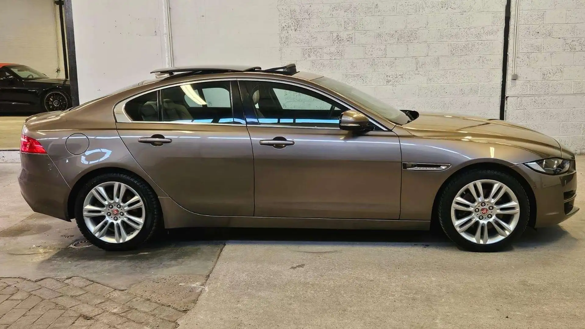Jaguar XE 2.0 T Prestige Bronce - 2
