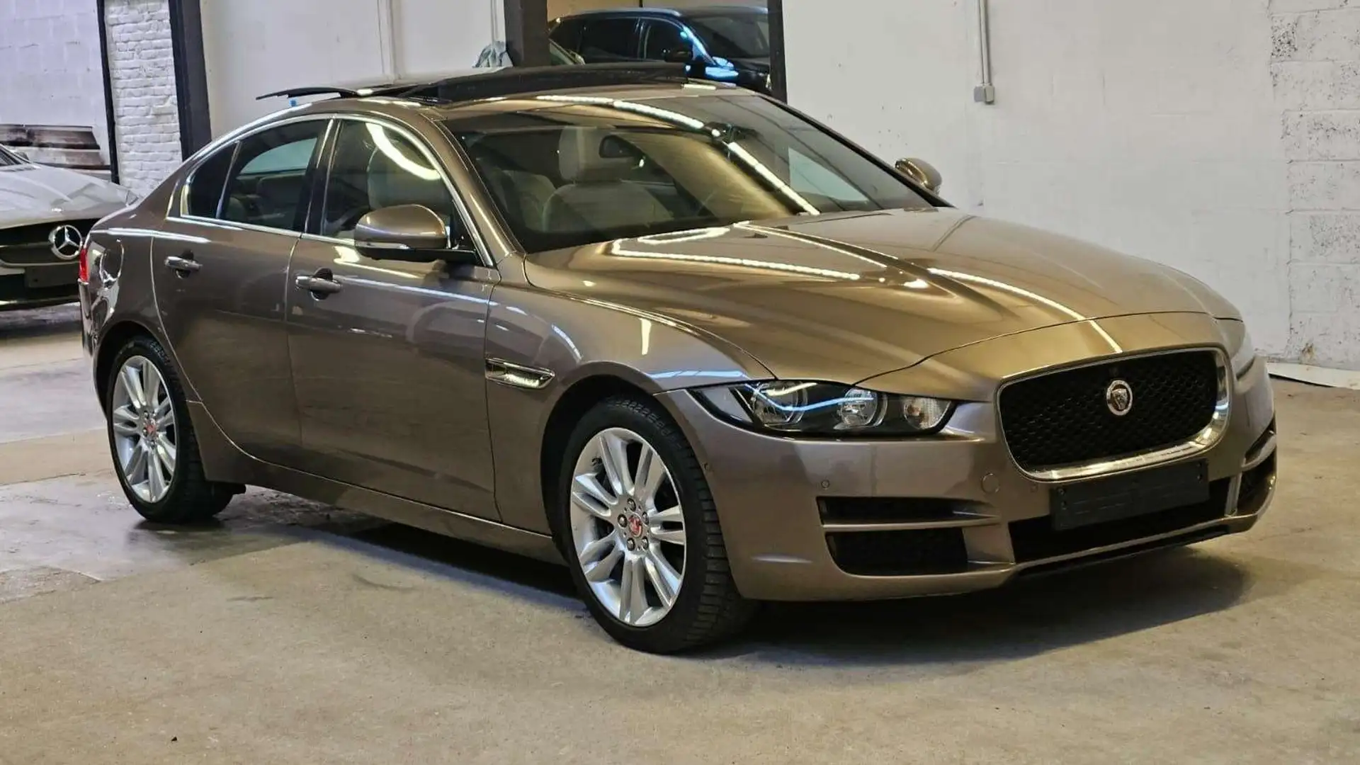 Jaguar XE 2.0 T Prestige Bronce - 1