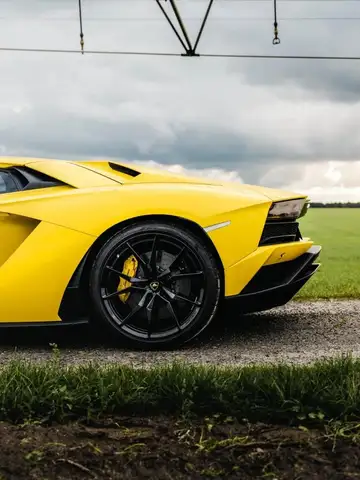 Lamborghini Aventador view 9