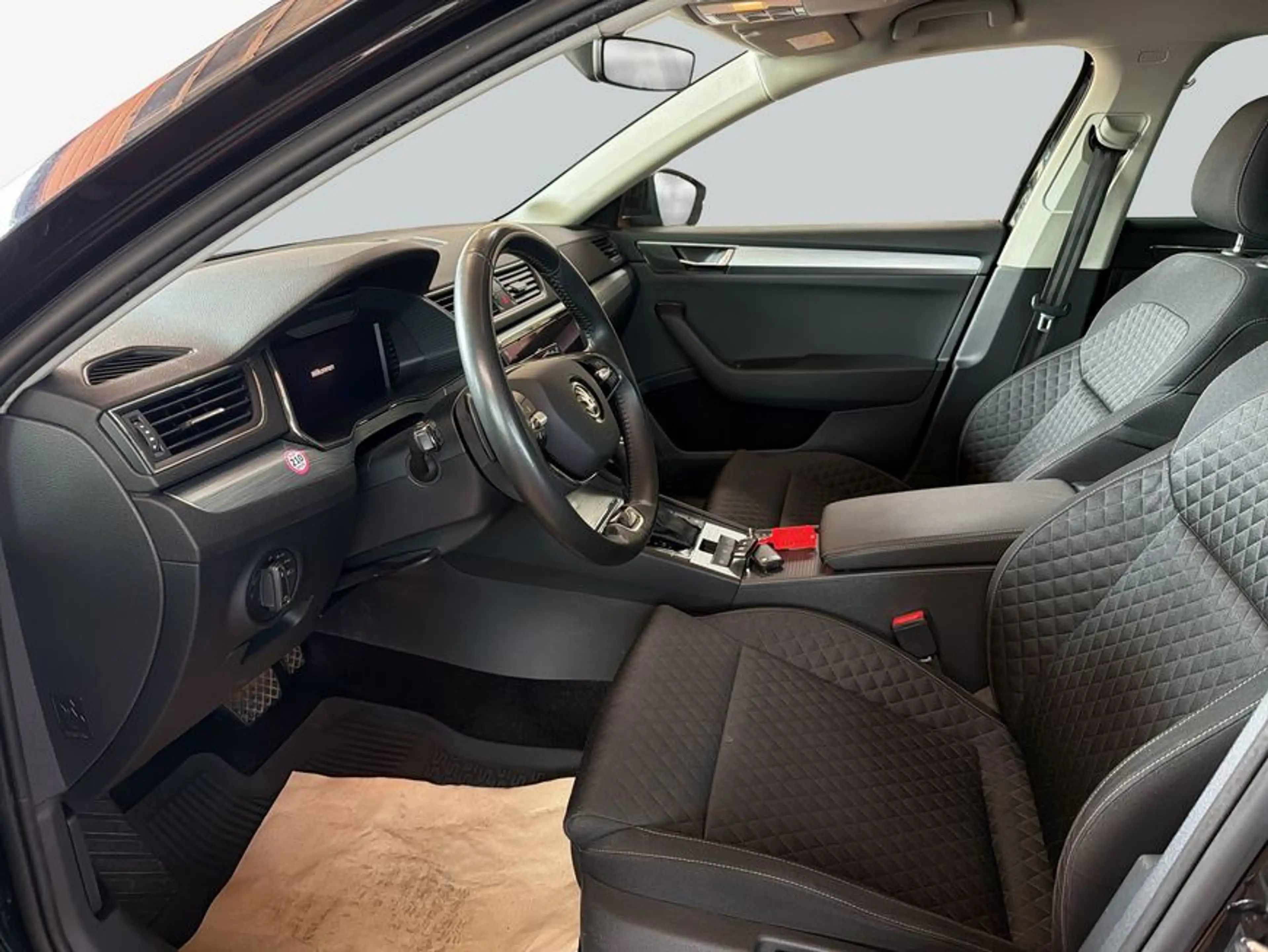 Skoda Superb Combi 1.4 TSI iV DSG Ambition AHK — photo 10
